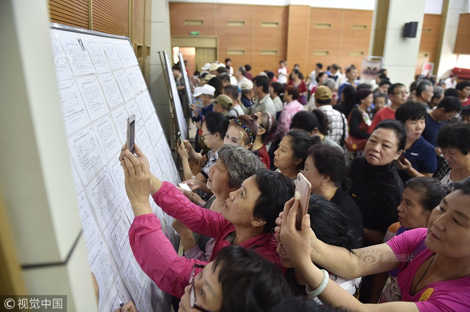 免费在线可阅读漫画成首选，却面临凯发k8国际首页登录的版权等难题待剖析？