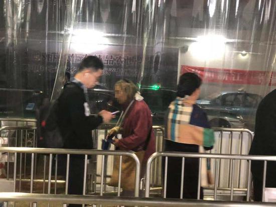 免费在线可阅读漫画成首选，却面临凯发k8国际首页登录的版权等难题待剖析？