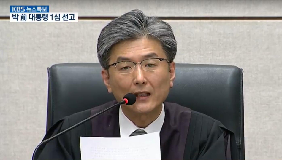 免费在线可阅读漫画成首选，却面临凯发k8国际首页登录的版权等难题待剖析？