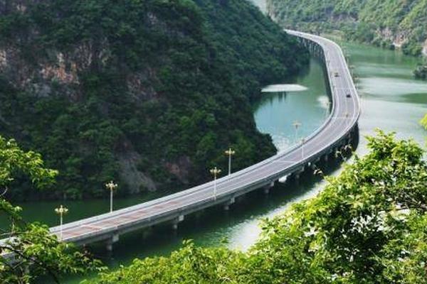 异世界搞笑冒险番为何吸引人?独特设定与反差角色是关键