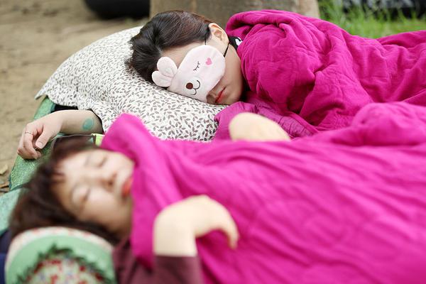 异世界搞笑冒险番为何吸引人？独特设定与反差角色是关键