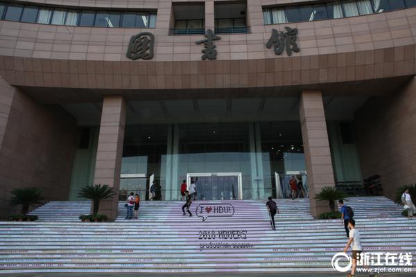 免费在线可阅读漫画成首选，却面临凯发k8国际首页登录的版权等难题待剖析？