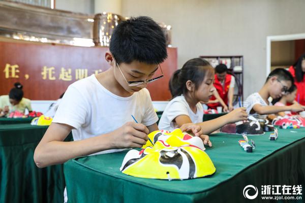 免费在线可阅读漫画成首选，却面临凯发k8国际首页登录的版权等难题待剖析？