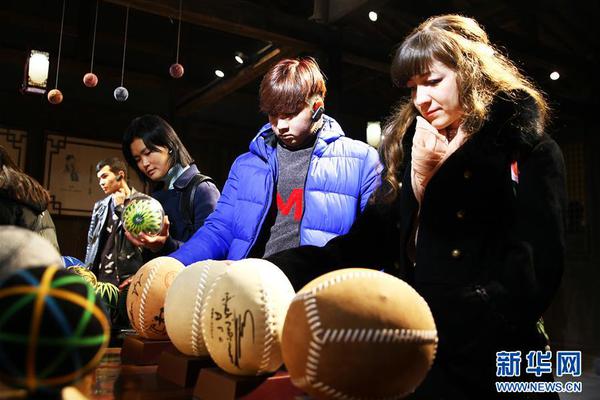 免费在线可阅读漫画成首选，却面临凯发k8国际首页登录的版权等难题待剖析？