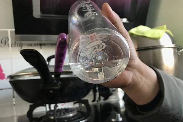 免费在线可阅读漫画成首选，却面临凯发k8国际首页登录的版权等难题待剖析？