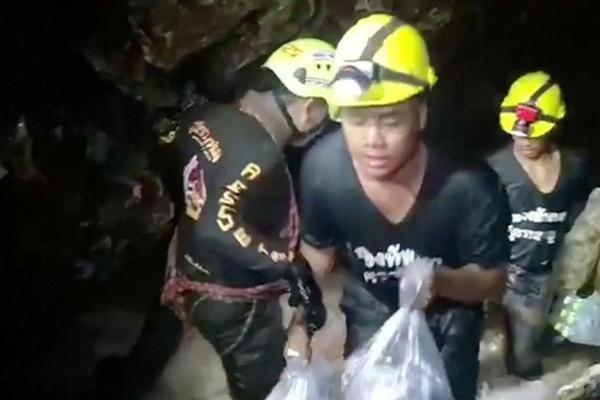 免费在线可阅读漫画成首选，却面临凯发k8国际首页登录的版权等难题待剖析？