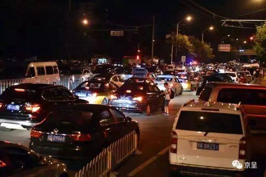 免费在线可阅读漫画成首选，却面临凯发k8国际首页登录的版权等难题待剖析？