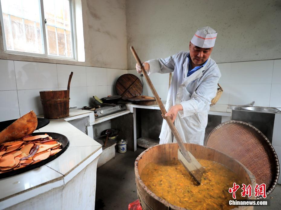 免费在线可阅读漫画成首选，却面临凯发k8国际首页登录的版权等难题待剖析？