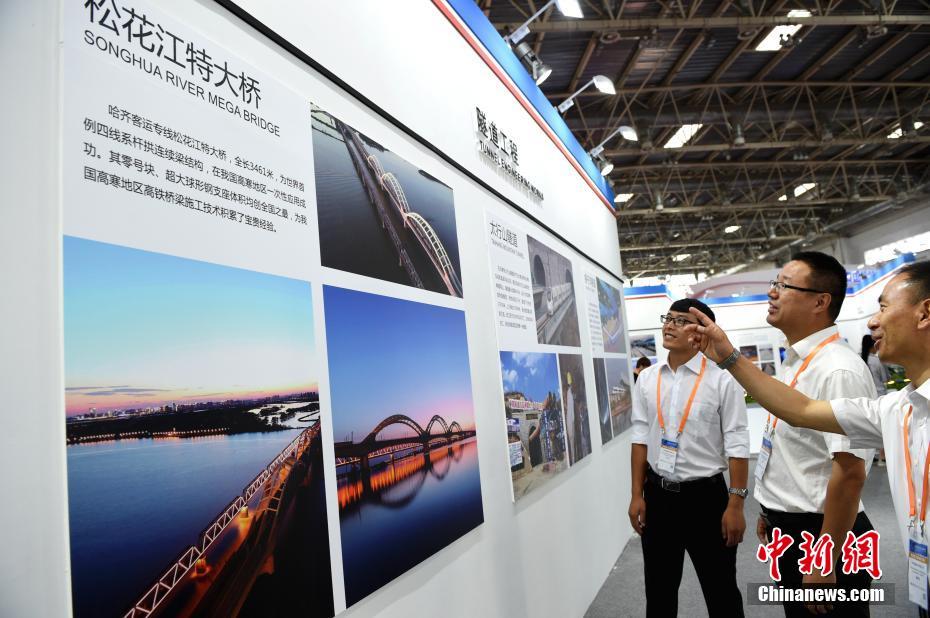 免费在线可阅读漫画成首选，却面临凯发k8国际首页登录的版权等难题待剖析？