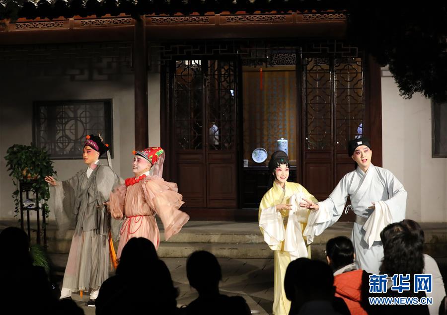 免费在线可阅读漫画成首选，却面临凯发k8国际首页登录的版权等难题待剖析？