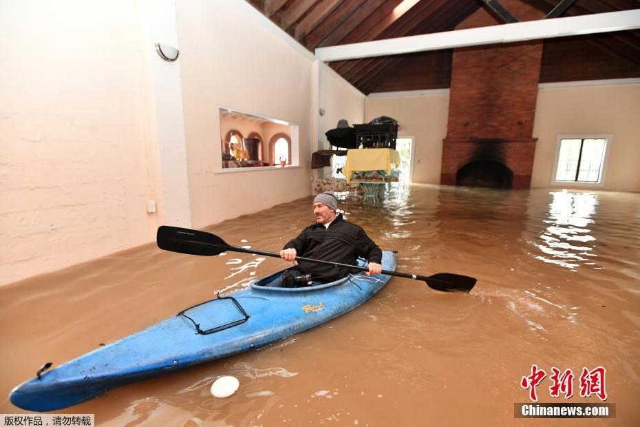 免费在线可阅读漫画成首选，却面临凯发k8国际首页登录的版权等难题待剖析？