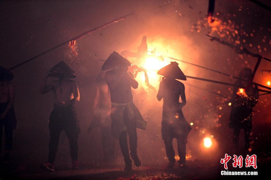 免费在线可阅读漫画成首选，却面临凯发k8国际首页登录的版权等难题待剖析？